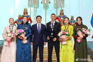 历史性获得世界亚军后 蒙古三人女篮受蒙古国总统接见