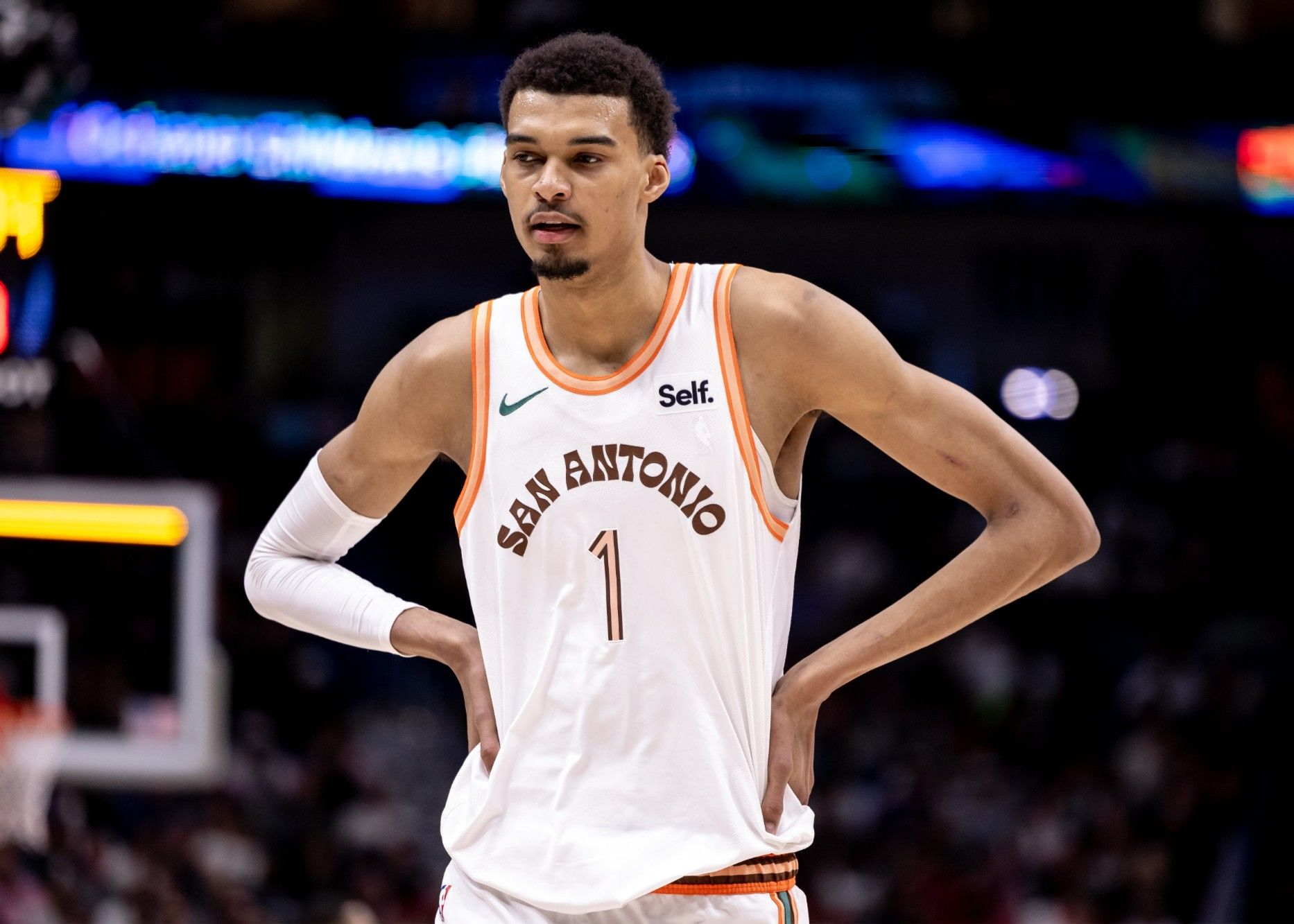 美媒：马刺有关潜在交易的讨论陷入沉寂，或和太阳秘密筹划报价